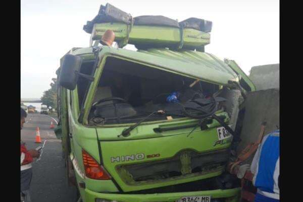 Kecelakaan Maut 2 Truk Tabrakan di Tol Cipularang, 1 Orang Kernet Tewas Kecelakaan Maut 2 Truk Tabrakan di Tol Cipularang, 1 Orang Kernet Tewas