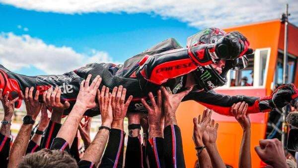 Alasan Marco Bezzecchi Selebrasi ala Valentino Rossi di MotoGP Valencia 2025 Alasan Marco Bezzecchi Selebrasi ala Valentino Rossi di MotoGP Valencia 2025