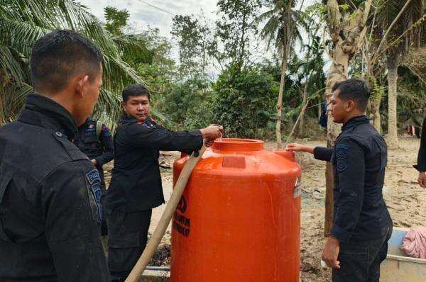 Atasi Krisis Air Bersih usai Bencana, Polri Bagikan 627 Tandon di Sumatra Atasi Krisis Air Bersih usai Bencana, Polri Bagikan 627 Tandon di Sumatra