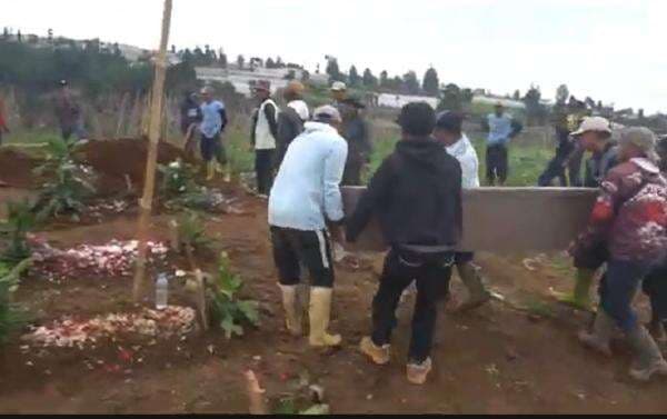 Update Longsor Lereng Burangrang Cisarua: 71 Korban Ditemukan, 13 Dimakamkan Massal Update Longsor Lereng Burangrang Cisarua: 71 Korban Ditemukan, 13 Dimakamkan Massal