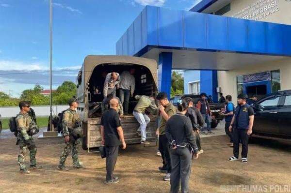 Polda Kalbar Tegas! 2 WNA China Serang TNI di Ketapang Ditahan, Terancam 10 Tahun Penjara Polda Kalbar Tegas! 2 WNA China Serang TNI di Ketapang Ditahan, Terancam 10 Tahun Penjara