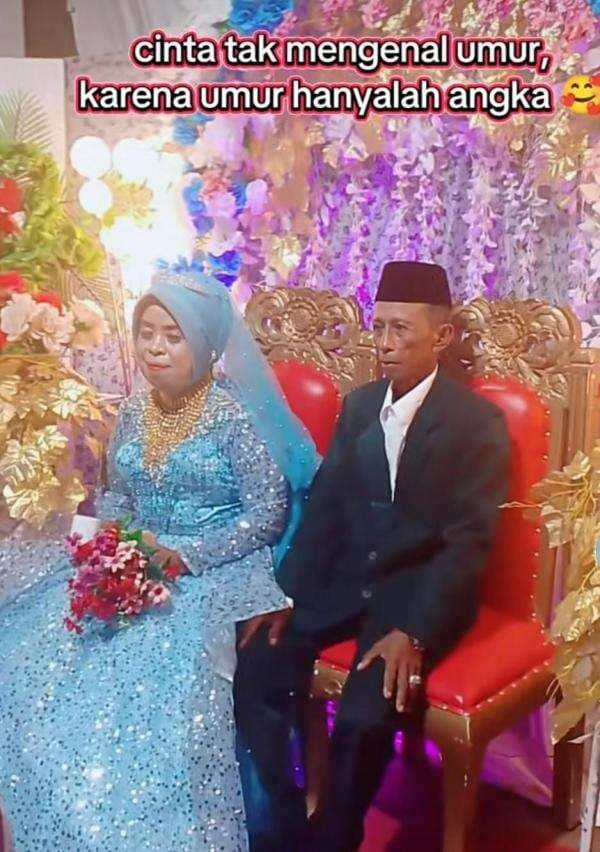 Viral! Pasangan Lansia Gelar Resepsi Pernikahan Pakai Gaun ala Princess Viral! Pasangan Lansia Gelar Resepsi Pernikahan Pakai Gaun ala Princess