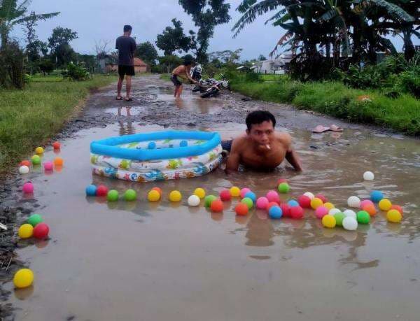 Puluhan Tahun Jalan Tak Diperbaiki, Warga Dusun Dronjong Buat Wahana Mandi Bola Puluhan Tahun Jalan Tak Diperbaiki, Warga Dusun Dronjong Buat Wahana Mandi Bola