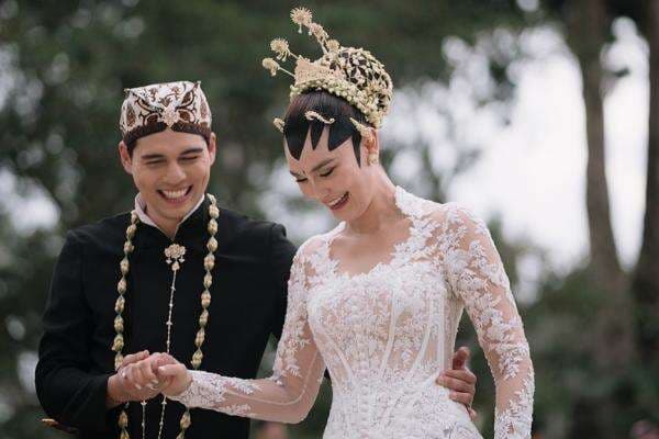 7 Potret Akad Nikah Luna Maya dan Maxime Bouttier, Momen Sakral di Tengah Alam Bali 7 Potret Akad Nikah Luna Maya dan Maxime Bouttier, Momen Sakral di Tengah Alam Bali
