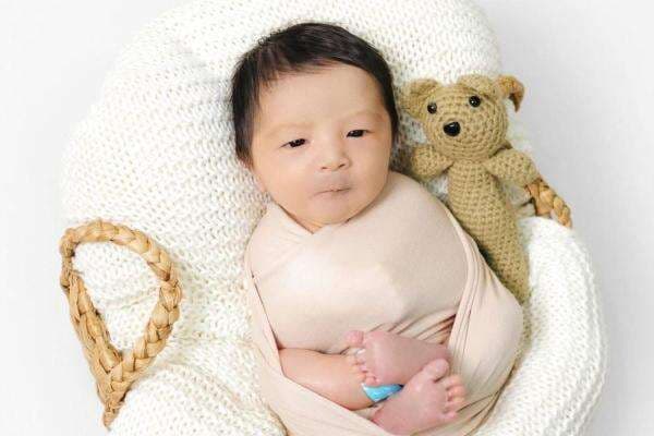 7 Potret Menggemaskan Anak Erika Carlina, Kulit Putih Bersih dan Wajah Tampan 7 Potret Menggemaskan Anak Erika Carlina, Kulit Putih Bersih dan Wajah Tampan