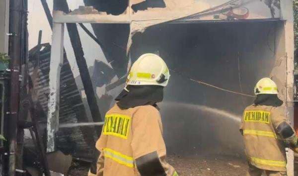 Kebakaran Landa Lapak Barang Bekas di Cipinang Jaktim, 12 Unit Damkar Dikerahkan Kebakaran Landa Lapak Barang Bekas di Cipinang Jaktim, 12 Unit Damkar Dikerahkan