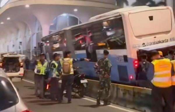 Bus Transjakarta Tabrak Halte Dukuh Atas, Pengemudi Diduga Hilang Fokus Bus Transjakarta Tabrak Halte Dukuh Atas, Pengemudi Diduga Hilang Fokus