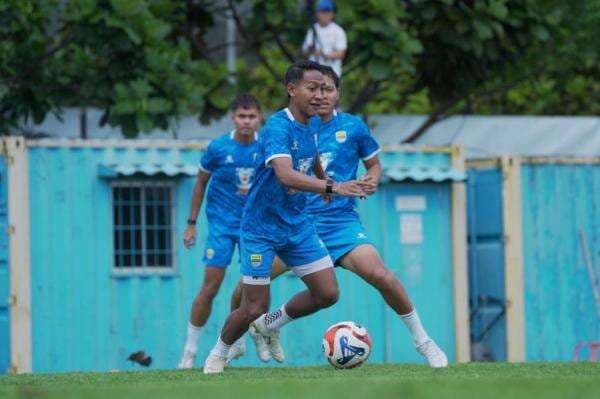 Beckham Putra Gaungkan Kebangkitan Persib, Bidik Bhayangkara FC di GBLA Beckham Putra Gaungkan Kebangkitan Persib, Bidik Bhayangkara FC di GBLA