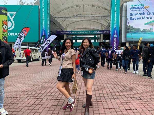 Sirkuit Sepang Heboh! 2 Fans Indonesia Tampil Bak Super Model saat Sprint Race MotoGP Malaysia 2025 Sirkuit Sepang Heboh! 2 Fans Indonesia Tampil Bak Super Model saat Sprint Race MotoGP Malaysia 2025