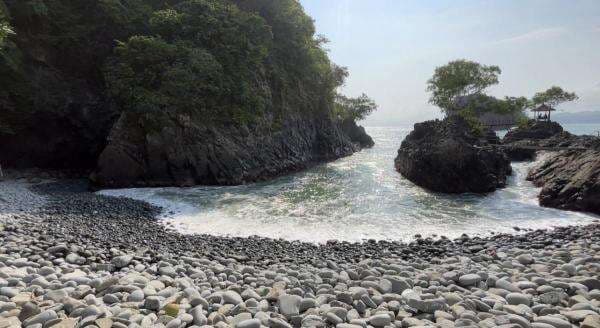 Keindahan Pantai Kuyon, Surga Tersembunyi di Jawa Timur Keindahan Pantai Kuyon, Surga Tersembunyi di Jawa Timur
