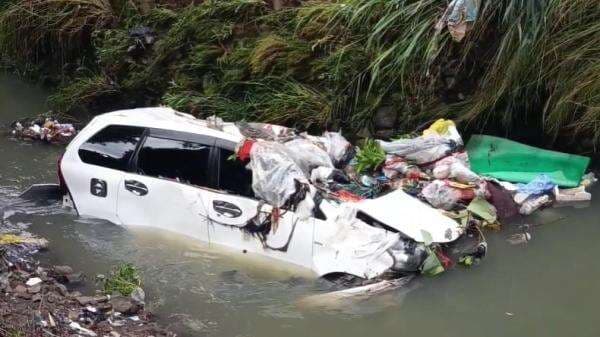 Tembok Pagar Rumah di Bandung Jebol, 2 Mobil Hanyut Terbawa Banjir Masuk Sungai Tembok Pagar Rumah di Bandung Jebol, 2 Mobil Hanyut Terbawa Banjir Masuk Sungai