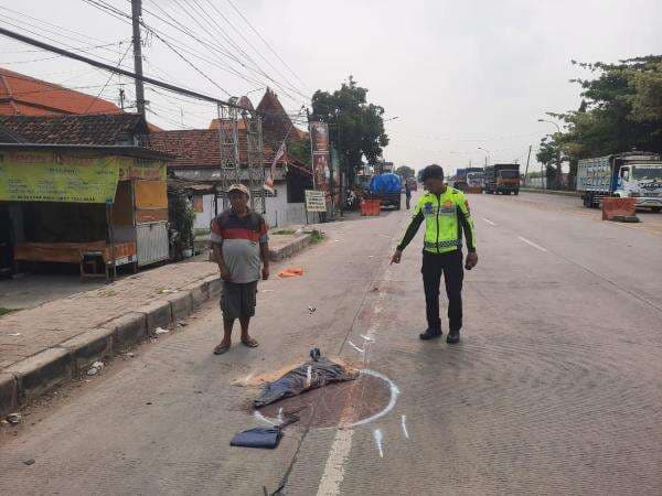 Kecelakaan Tragis di Gresik: Pengendara Motor Tewas Setelah Tabrak Truk Parkir Kecelakaan Tragis di Gresik: Pengendara Motor Tewas Setelah Tabrak Truk Parkir