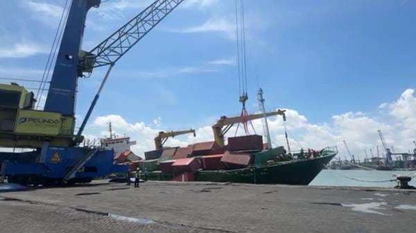 Evakuasi Kontainer Berjatuhan ke Laut, Operasional di Dermaga Jamrud Selatan Dihentikan Evakuasi Kontainer Berjatuhan ke Laut, Operasional di Dermaga Jamrud Selatan Dihentikan