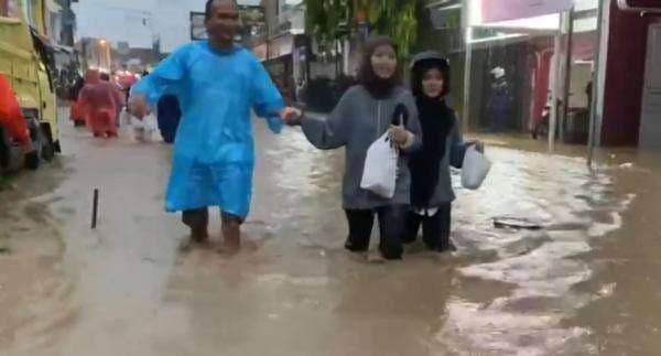 Update Korban Banjir Bandang di Brebes Bertambah jadi 2 Orang, Jembatan Putus Update Korban Banjir Bandang di Brebes Bertambah jadi 2 Orang, Jembatan Putus