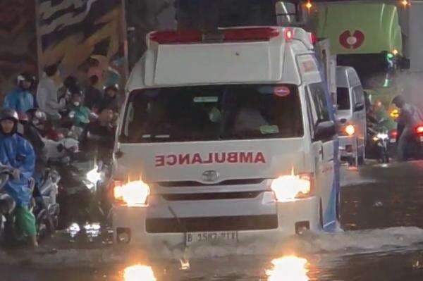 Banjir Jabodetabek, Ambulans Bawa Pasien Terobos Genangan di Cempaka Putih Jakpus Banjir Jabodetabek, Ambulans Bawa Pasien Terobos Genangan di Cempaka Putih Jakpus
