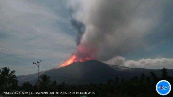 Gunung Lewotobi Kembali Meletus, PVMBG Imbau Warga Menjauh dari Zona Bahaya Gunung Lewotobi Kembali Meletus, PVMBG Imbau Warga Menjauh dari Zona Bahaya