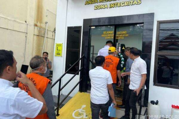 Polda Sulbar Serahkan 3 Tersangka Korupsi Gerbang Batas Kota Mamuju ke Kejaksaan Polda Sulbar Serahkan 3 Tersangka Korupsi Gerbang Batas Kota Mamuju ke Kejaksaan