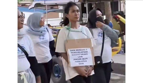 Viral, Seorang Perempuan Diarak Keliling Gili Trawangan Karena Curi Sepeda Listrik Viral, Seorang Perempuan Diarak Keliling Gili Trawangan Karena Curi Sepeda Listrik