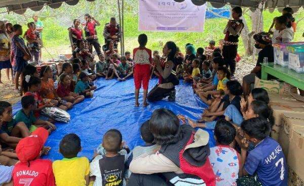 Polwan Polda NTT Bawa Senyum dan Harapan bagi Anak Pengungsi di Desa Pululera Polwan Polda NTT Bawa Senyum dan Harapan bagi Anak Pengungsi di Desa Pululera