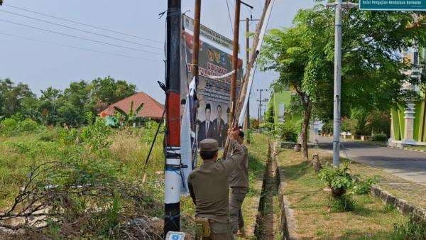 Pilkada 2024, Tim Gabungan Copot APK yang Dipasang di Zona Terlarang Pilkada 2024, Tim Gabungan Copot APK yang Dipasang di Zona Terlarang