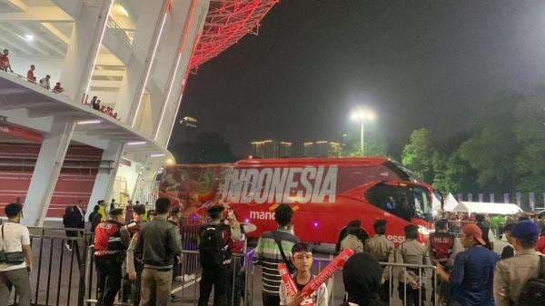 GEMPARKAN SUGBK! Timnas Indonesia Tiba Disambut Ultras Garuda, Siap Bakar Semangat Lawan China! GEMPARKAN SUGBK! Timnas Indonesia Tiba Disambut Ultras Garuda, Siap Bakar Semangat Lawan China!