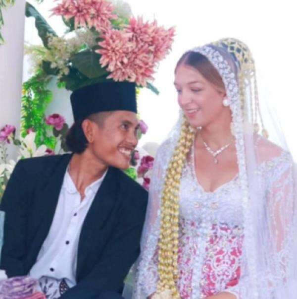 Viral! Pria di Lombok Nikahi Bule Cantik Asal Australia, Bikin Netizen Jadi Baper Viral! Pria di Lombok Nikahi Bule Cantik Asal Australia, Bikin Netizen Jadi Baper