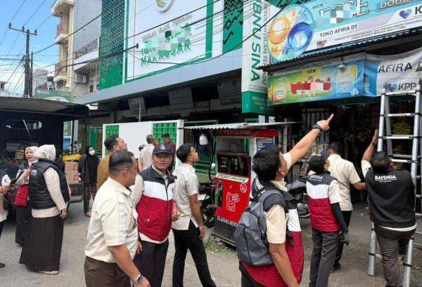 Reklame Liar Menjamur di Makassar, Pemerintah Kota Bongkar Paksa Reklame Liar Menjamur di Makassar, Pemerintah Kota Bongkar Paksa