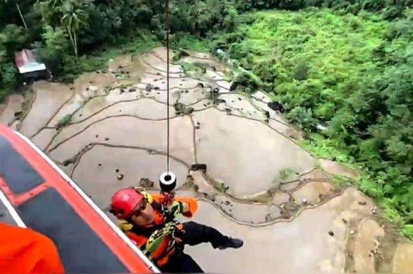 Heroik! Tim SAR Gelantungan di Helikopter Evakuasi Korban Pesawat ATR 42-500 Heroik! Tim SAR Gelantungan di Helikopter Evakuasi Korban Pesawat ATR 42-500