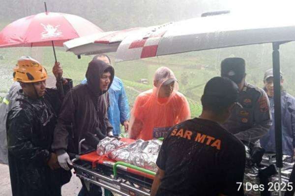 Dramatis! Evakuasi 2 Pelari Meninggal di Siksorogo Lawu Ultra di Tengah Hujan Lebat Dramatis! Evakuasi 2 Pelari Meninggal di Siksorogo Lawu Ultra di Tengah Hujan Lebat