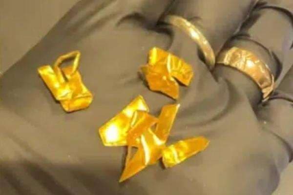 Korea Heboh, Logo Produk AC Terbuat dari Emas Korea Heboh, Logo Produk AC Terbuat dari Emas