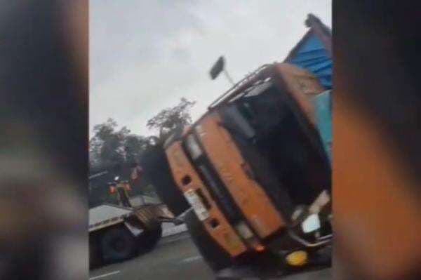 Kecelakaan Maut 4 Kendaraan Tabrakan Beruntun di Tol Cisumdawu, 3 Orang Tewas Kecelakaan Maut 4 Kendaraan Tabrakan Beruntun di Tol Cisumdawu, 3 Orang Tewas