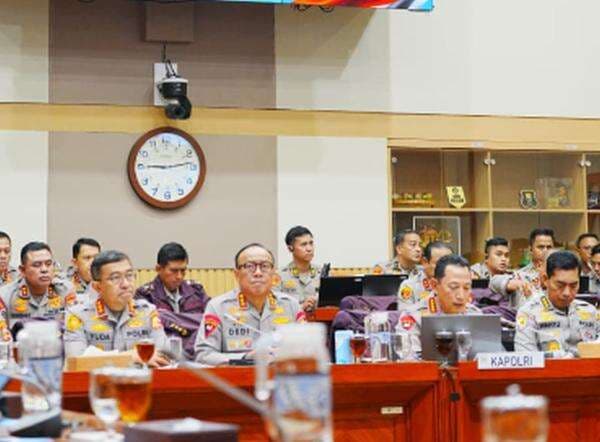 Fraksi Golkar, PKS dan PKB Tegaskan Dukung Polri Tetap di bawah Presiden Fraksi Golkar, PKS dan PKB Tegaskan Dukung Polri Tetap di bawah Presiden