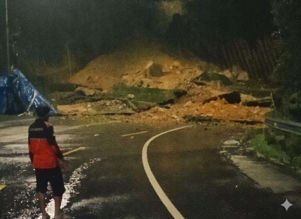 Longsor Tutup Jalur Utama di Kelok 9, Akses Sumbar–Riau Lumpuh Longsor Tutup Jalur Utama di Kelok 9, Akses Sumbar–Riau Lumpuh