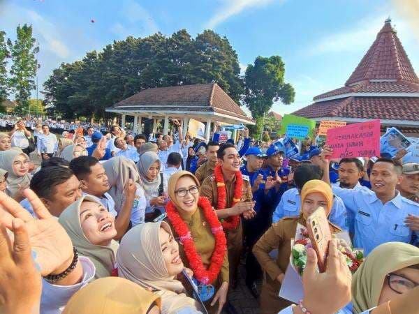 Pemkab Lumajang Pastikan Tidak Ada Satupun Pegawai Honorer yang Dipecat Pemkab Lumajang Pastikan Tidak Ada Satupun Pegawai Honorer yang Dipecat