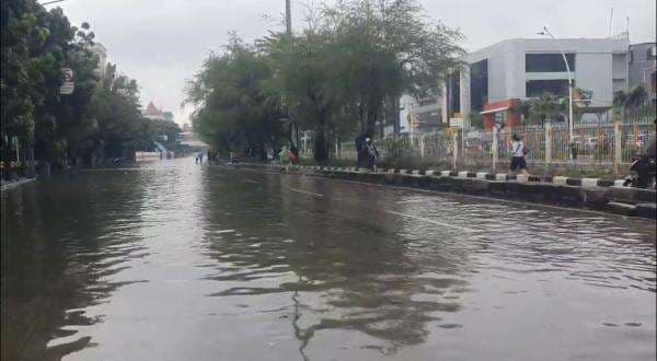 Banjir Hampir Satu Meter, Jalan Mangga Dua Raya Lumpuh Total Banjir Hampir Satu Meter, Jalan Mangga Dua Raya Lumpuh Total