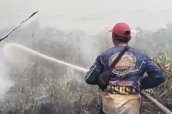 Palangka Raya Dikepung Asap Imbas Karhutla, Petugas Berjibaku Lawan Api Palangka Raya Dikepung Asap Imbas Karhutla, Petugas Berjibaku Lawan Api