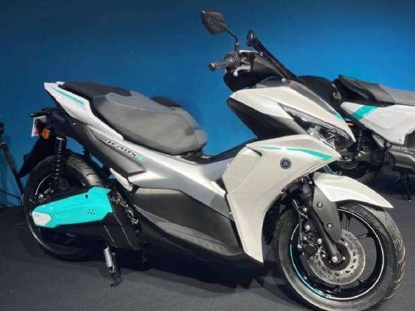 Yamaha Aerox Listrik Rilis! Sekali Ngecas Bisa Tempuh 106 Km Yamaha Aerox Listrik Rilis! Sekali Ngecas Bisa Tempuh 106 Km