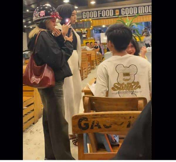 Viral Wanita Labrak Suami dan Selingkuhan di Tempat Makan, Endingnya Bikin Nyesek Viral Wanita Labrak Suami dan Selingkuhan di Tempat Makan, Endingnya Bikin Nyesek