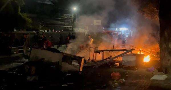 Acoy Syok Warung Sate Taichan Miliknya Dibakar Usai Debt Collector Tewas Dikeroyok Acoy Syok Warung Sate Taichan Miliknya Dibakar Usai Debt Collector Tewas Dikeroyok