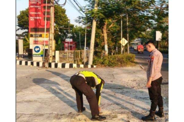 Kecelakaan Maut di Bojonegoro, Truk Hino Tabrak Pemotor hingga Tewas Kecelakaan Maut di Bojonegoro, Truk Hino Tabrak Pemotor hingga Tewas