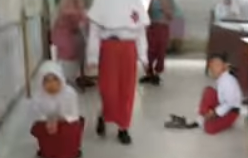 Miris!! Viral Murid SD Dihukum Duduk di Lantai Kelas dalam Belajar Gegara Belum Bayar SPP Miris!! Viral Murid SD Dihukum Duduk di Lantai Kelas dalam Belajar Gegara Belum Bayar SPP