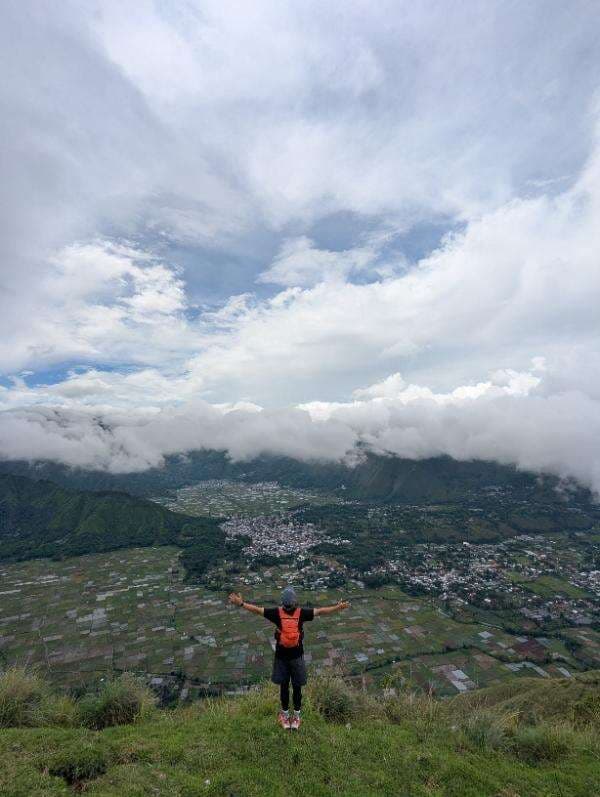 Pesona Bukit Pergangsingan di Lombok, Manjakan Pendaki saat tiba di Puncak Pesona Bukit Pergangsingan di Lombok, Manjakan Pendaki saat tiba di Puncak
