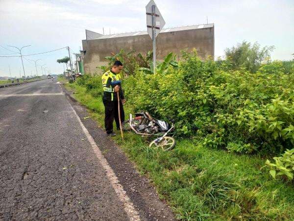 Patroli di Ringroad Jombang, Polisi Temukan Motor Protolan di Semak-semak Pinggir Jalan Patroli di Ringroad Jombang, Polisi Temukan Motor Protolan di Semak-semak Pinggir Jalan