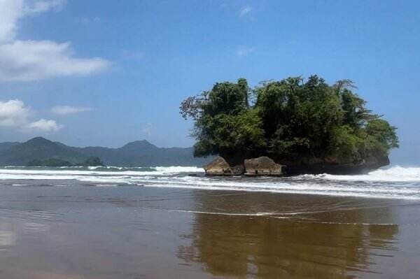 Keindahan Pantai Pelang Dijuluki Tanah Lot dari Trenggalek, Wajib Datang! Keindahan Pantai Pelang Dijuluki Tanah Lot dari Trenggalek, Wajib Datang!