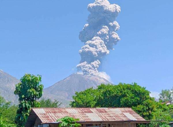 Gunung Lewotobi Laki-Laki Meletus Dahsyat Disertai Gemuruh , Hujan Abu Guyur Flotim Gunung Lewotobi Laki-Laki Meletus Dahsyat Disertai Gemuruh , Hujan Abu Guyur Flotim