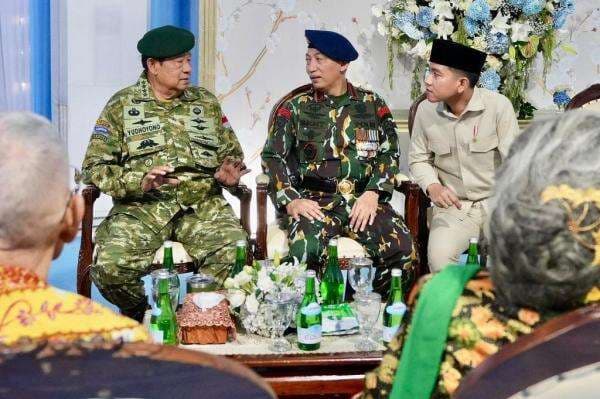 Demokrat Perlihatkan Foto SBY Ngobrol Akrab dengan Kapolri, Ada Gibran Nyimak Demokrat Perlihatkan Foto SBY Ngobrol Akrab dengan Kapolri, Ada Gibran Nyimak