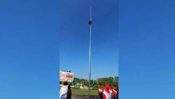 Aksi Heroik Anggota BPBD Lumajang Panjat Tiang Bendera 15 Meter Saat Paskibra Latihan Upacara Aksi Heroik Anggota BPBD Lumajang Panjat Tiang Bendera 15 Meter Saat Paskibra Latihan Upacara