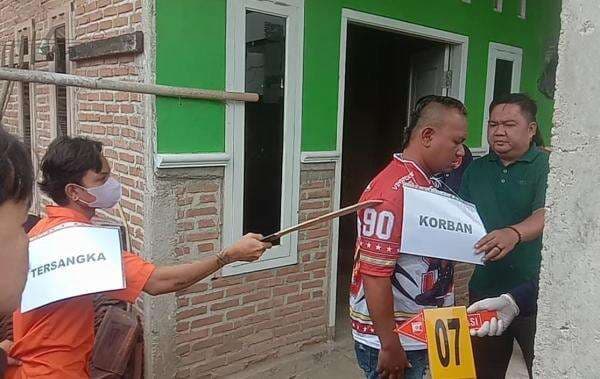 Rekonstruksi Pria di Pringsewu Bunuh Kakak Ipar, Saksi Keluarga Emosi Pukul Tersangka Rekonstruksi Pria di Pringsewu Bunuh Kakak Ipar, Saksi Keluarga Emosi Pukul Tersangka