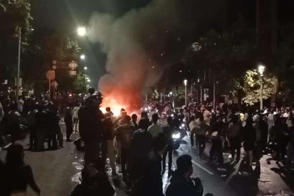 Dipukul Mundur Pakai Gas Air Mata, Demonstran Lari ke Arah Halte Transjakarta Kwitang Dipukul Mundur Pakai Gas Air Mata, Demonstran Lari ke Arah Halte Transjakarta Kwitang