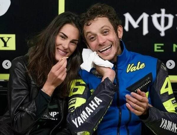 Kisah Francesca Sofia Novello, Umbrella Girl Supercantik yang Menikah dengan Legenda MotoGP Valentino Rossi Kisah Francesca Sofia Novello, Umbrella Girl Supercantik yang Menikah dengan Legenda MotoGP Valentino Rossi